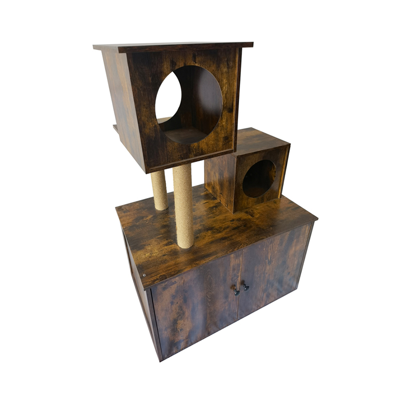 Puinen kissan talon torni sisätiloissa