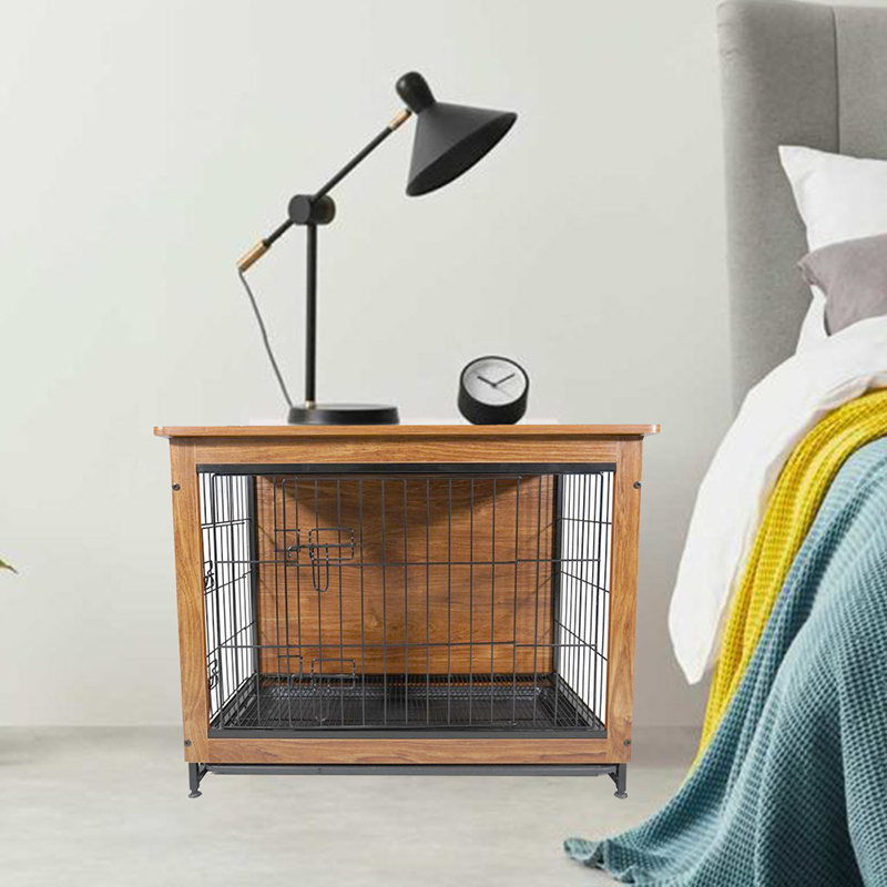 Sisätiloissa iso puumetallihuonekalustyylinen koiran laatikko Sisätiloissa iso puumetallihuonekalustyylinen koiran laatikko