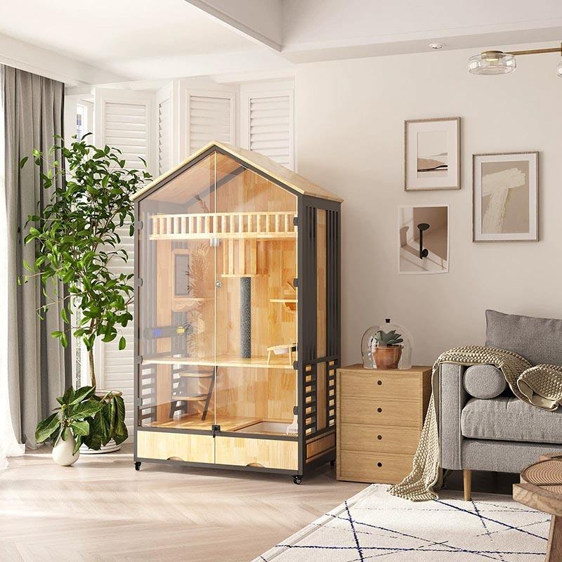 Monikerroksinen puu huvilan häkki sisätiloissa Monikerroksinen puu huvilan häkki sisätiloissa