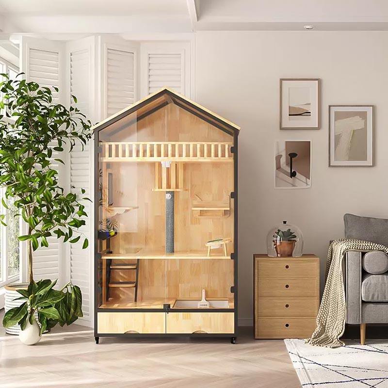 Monikerroksinen puu huvilan häkki sisätiloissa Monikerroksinen puu huvilan häkki sisätiloissa