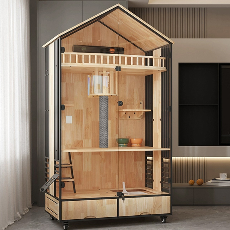 Monikerroksinen puu huvilan häkki sisätiloissa Monikerroksinen puu huvilan häkki sisätiloissa